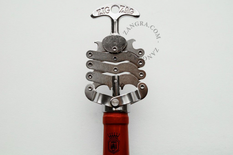 zigzag-folding-corkscrew