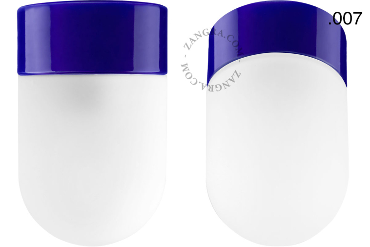 Niebieska lampa porcelanowa z kloszem.