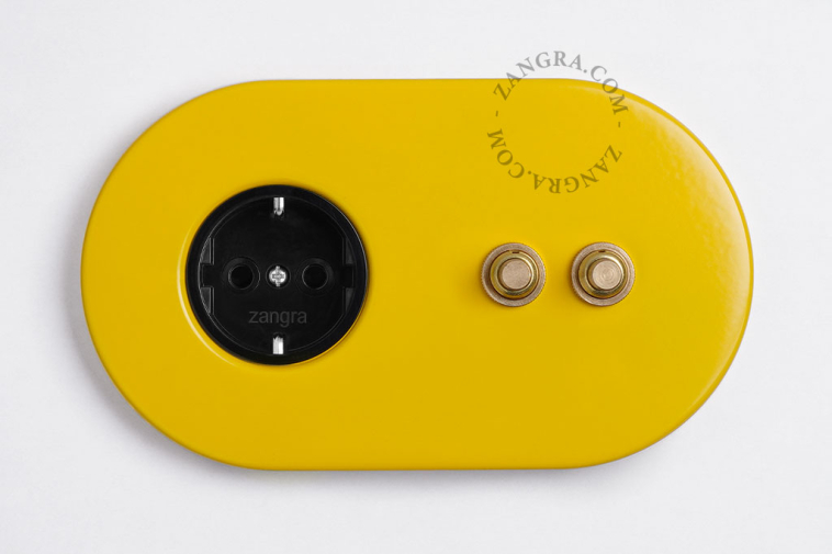 gelbe Unterputzsteckdose und Schalter - doppelter Druckknopf aus rohem Messing