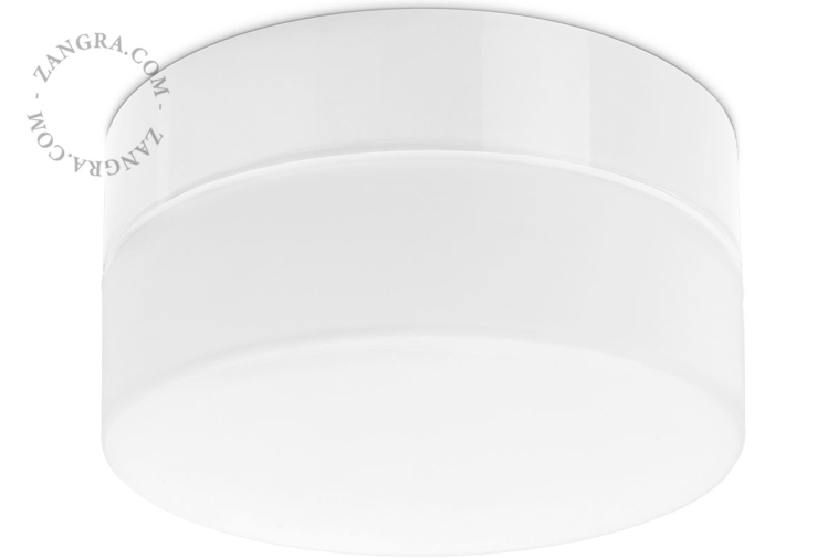 Biała okrągła porcelanowa lampa ze szklanym kloszem.
