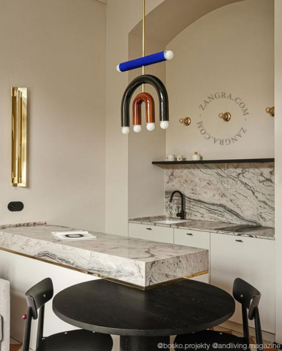 Lampa i vitt porslin.