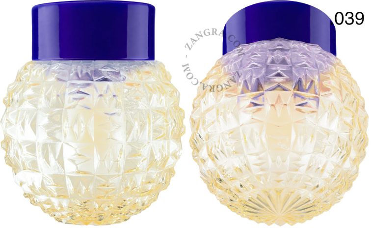 Niebieska lampa porcelanowa z kloszem.
