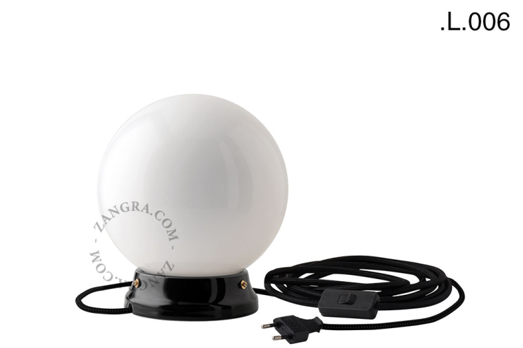 Lampe en porcelaine noire avec globe en verre.