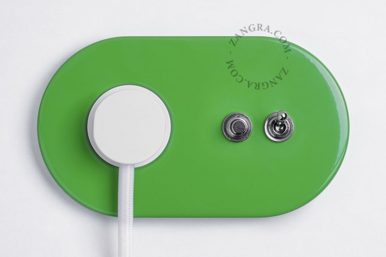 prise de courant murale verte avec interrupteur va-et-vient ou simple avec levier et bouton-poussoir en laiton nickele
