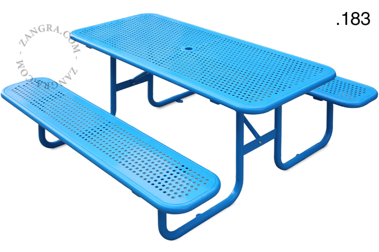 Table de jardin en acier.