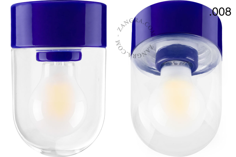 Niebieska lampa porcelanowa z kloszem.
