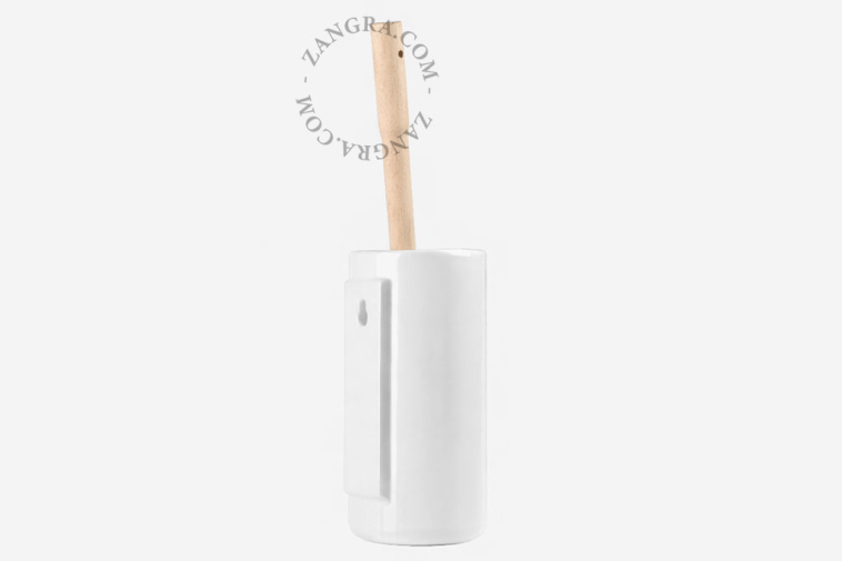 Porte-brosse de toilette en porcelaine blanche.