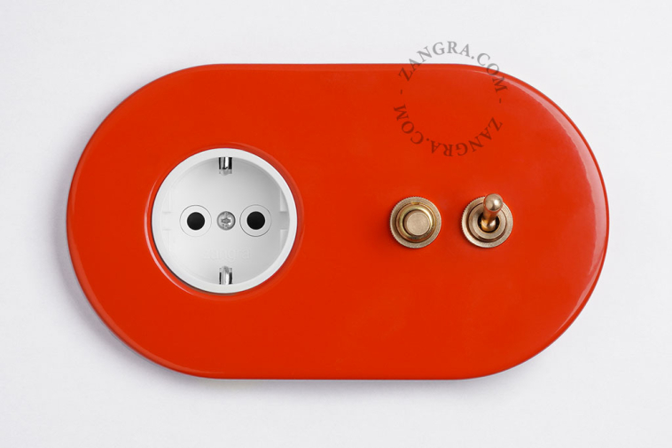 prise murale rouge double interrupteur - un interrupteur va-et-vient et un bouton-poussoir en laiton brut