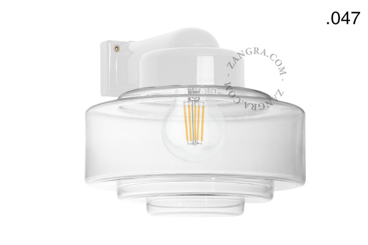 Vägglampa i porslin.