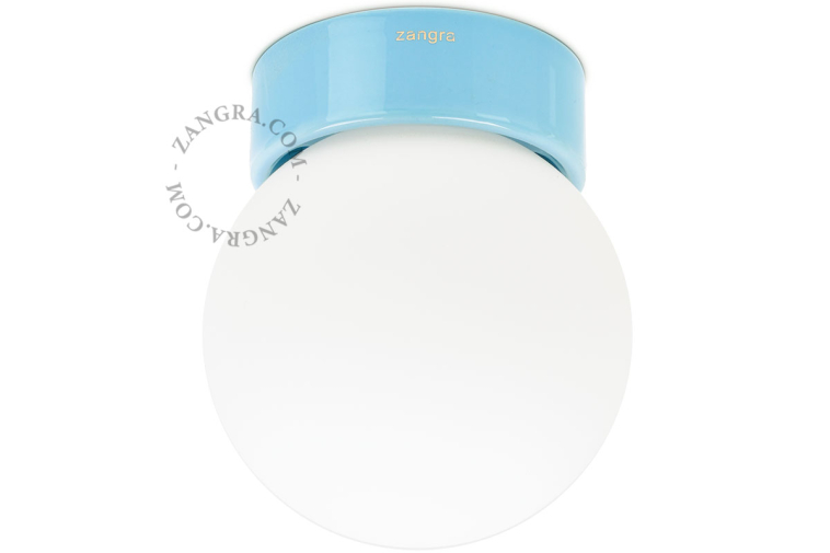 Lampada in porcellana azzurra con paralume in vetro.