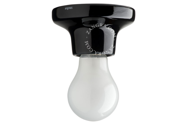 Lampa i vitt porslin.