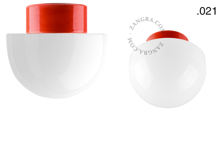 Porseleinen lamp in de kleur rood.