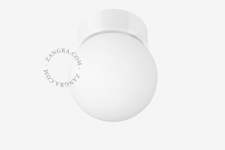 Lâmpada de porcelana branca com abajur de vidro.