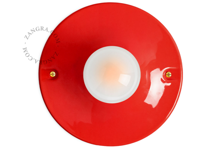 Rund lampe i rodt porcelæn.