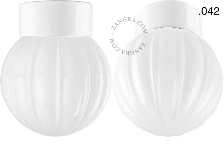 Lampe en porcelaine blanche avec abat-jour en verre.