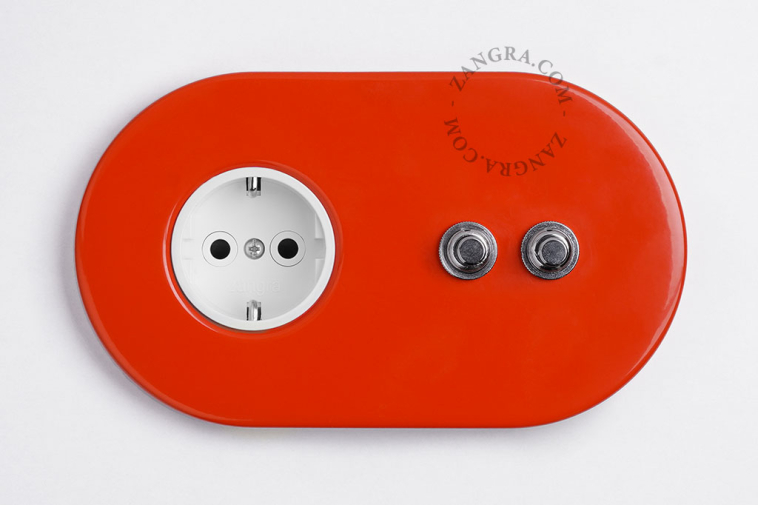 enchufe rojo y doble interruptor pulsador niquelado