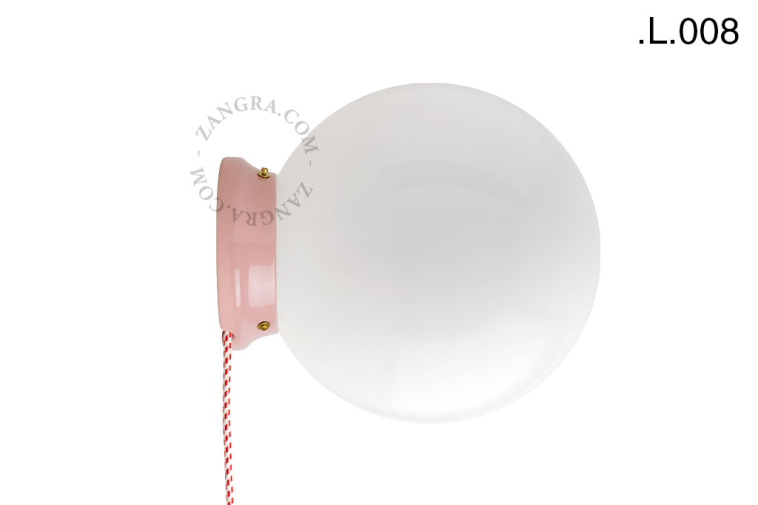 Lampe Art Deco en porcelaine rose avec globe en verre.