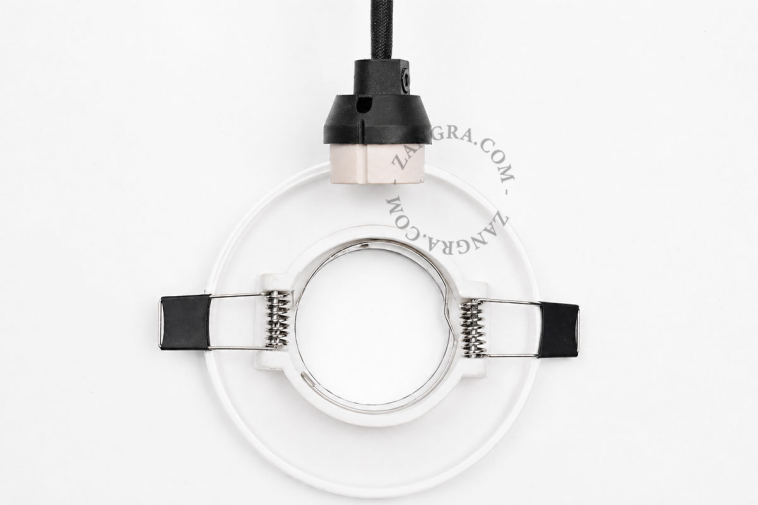 Biała porcelanowa oprawa wpuszczana typu downlight.
