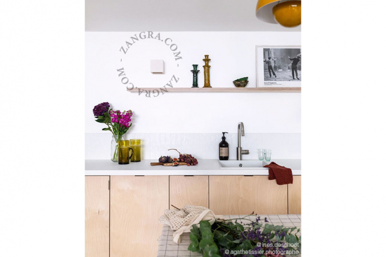 Applique da parete cubica in gesso verniciabile.