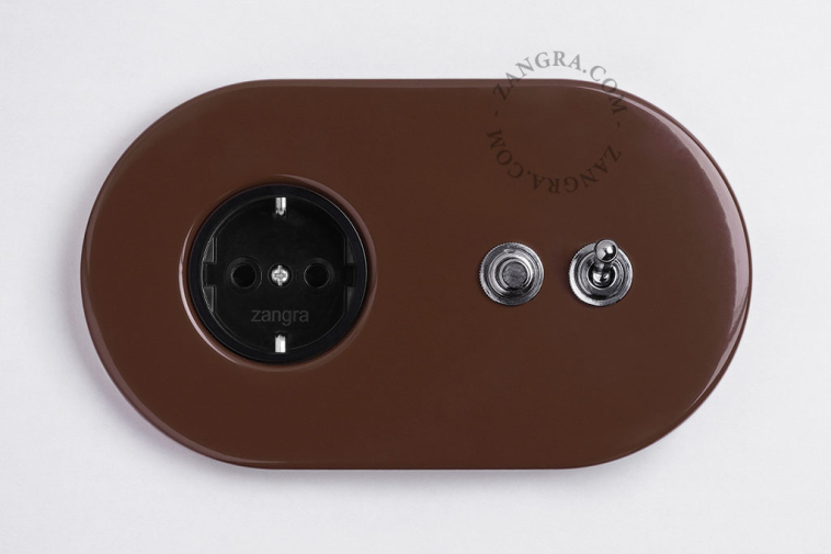 Prise de courant marron avec interrupteur va-et-vient ou simple avec levier et bouton-poussoir.