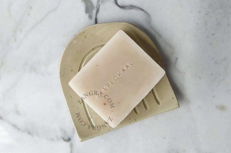 Soap holder in ceramic.