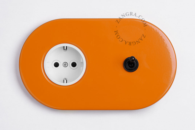 orangefarbene Unterputzsteckdose und Zweiwege- oder einfacher Schalter - schwarzer Kippschalter