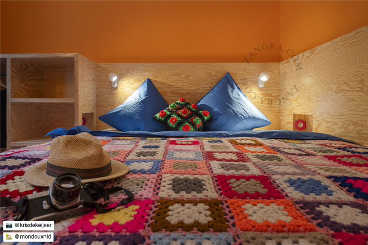 Candeeiro de leitura de cabeceira com interrutor.