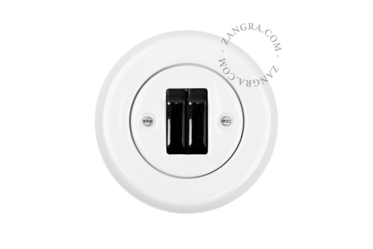 Interruptor de porcelana blanca.