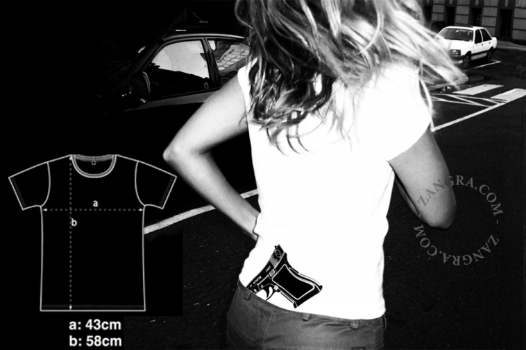 T-shirt pour femme avec un pistolet dans le bas du dos.