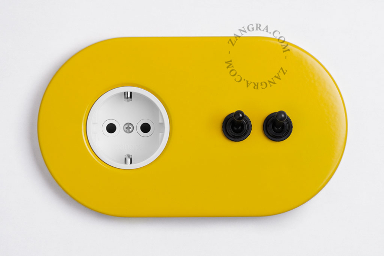 tomada embutida em amarelo e interruptor bidirecional ou simples - dupla alavanca preta