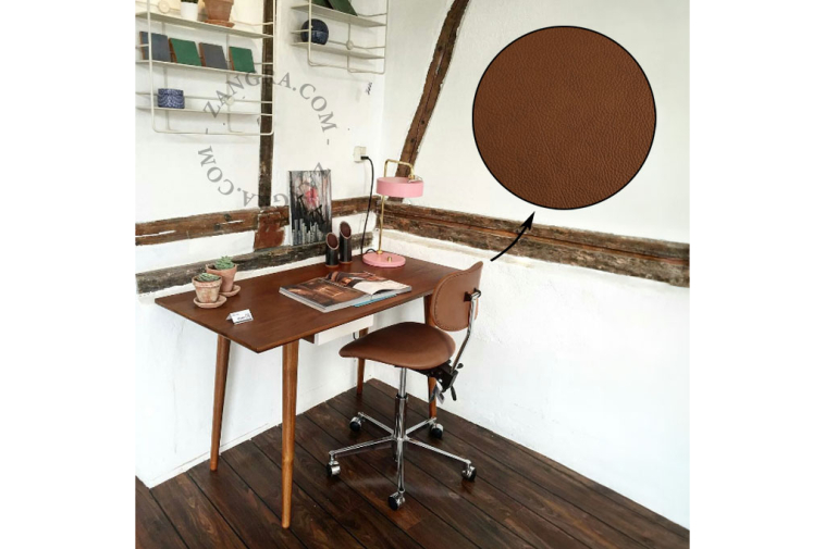 Un sillón de polipiel para oficina o despacho de diseño clásico
