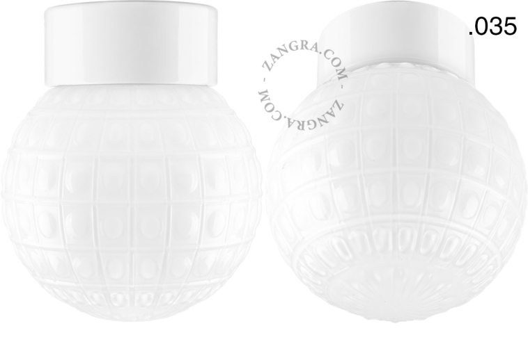 Lampe en porcelaine blanche avec abat-jour en verre.