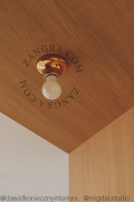 Lampa i vitt porslin.