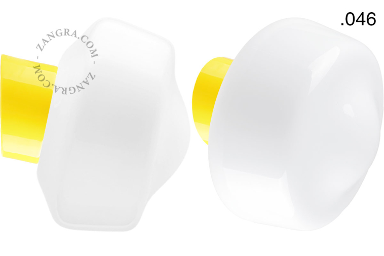Żółta porcelanowa lampa ścienna ze szklanym kloszem.