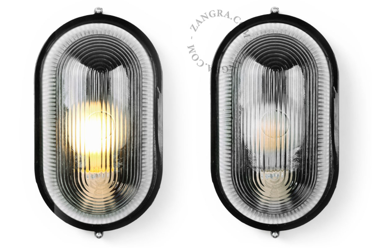 Zwarte, ovale buitenlamp.