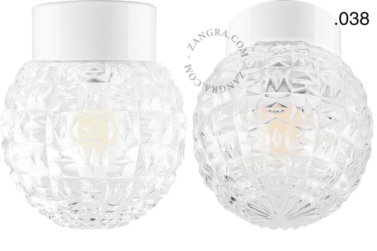 Lampe en porcelaine blanche avec abat-jour en verre.