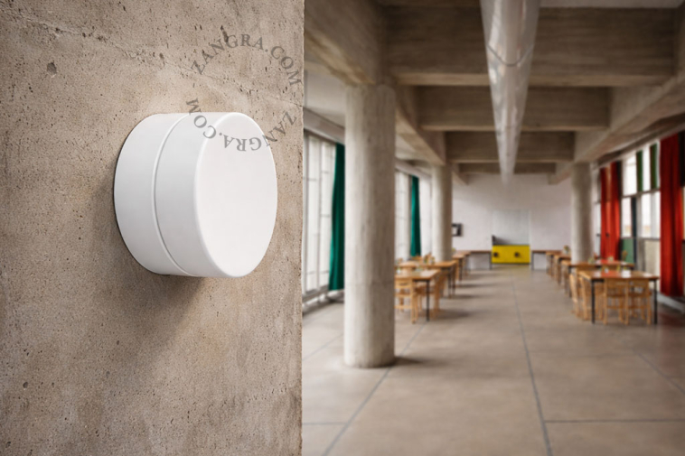 Candeeiro redondo em porcelana branco e vidro.