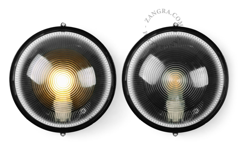 Zwarte, ronde lamp.