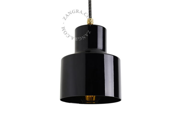 Lámpara colgante negra.