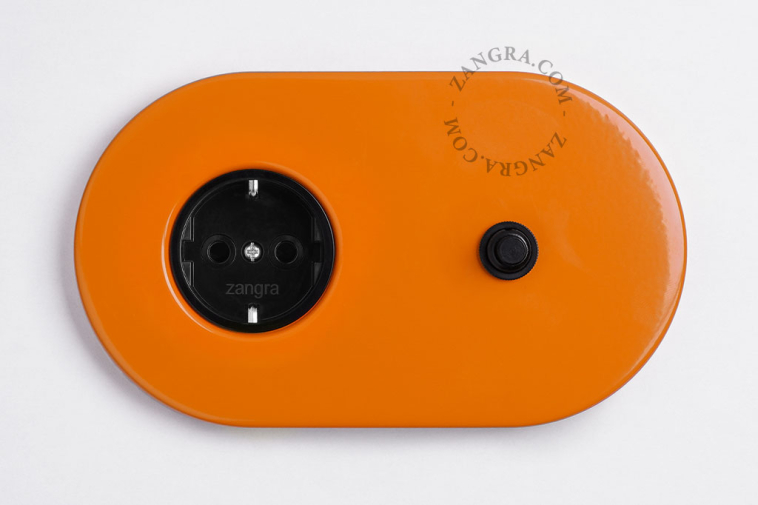 interrupteur bouton-poussoir et prise de courant encastrable orange et noir