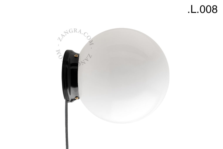 Lampe en porcelaine noire avec globe en verre.