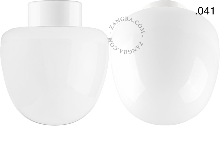 Lampe en porcelaine blanche avec abat-jour en verre.