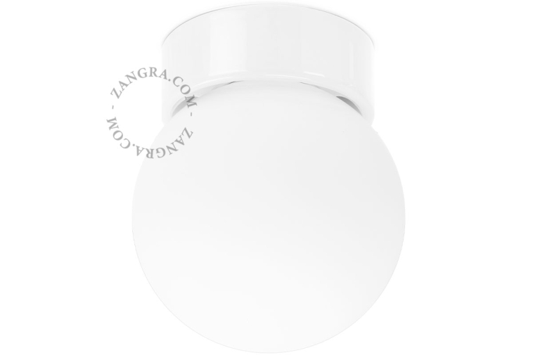 Lámpara de porcelana blanca con pantalla de vidrio.