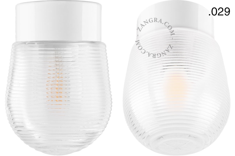 Lampe en porcelaine blanche avec abat-jour en verre.