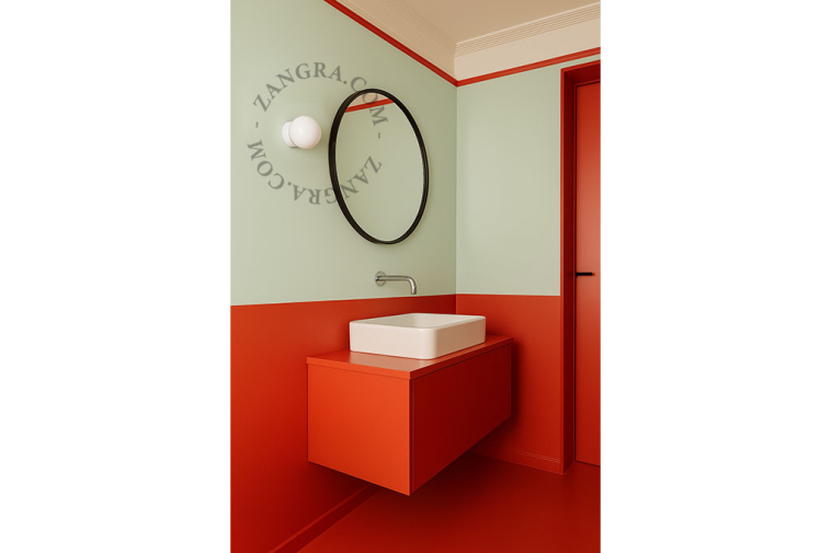 Lâmpada de porcelana branca com abajur de vidro.