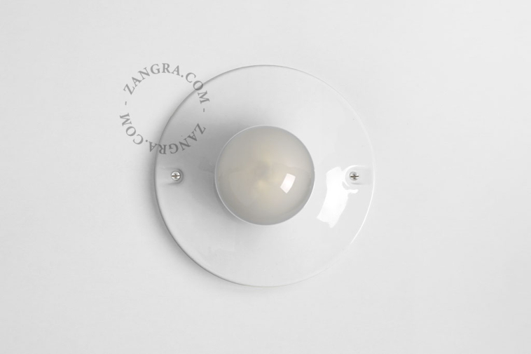 Rund lampe i hvidt porcelæn.