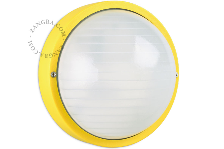 Lâmpada amarela para exterior.
