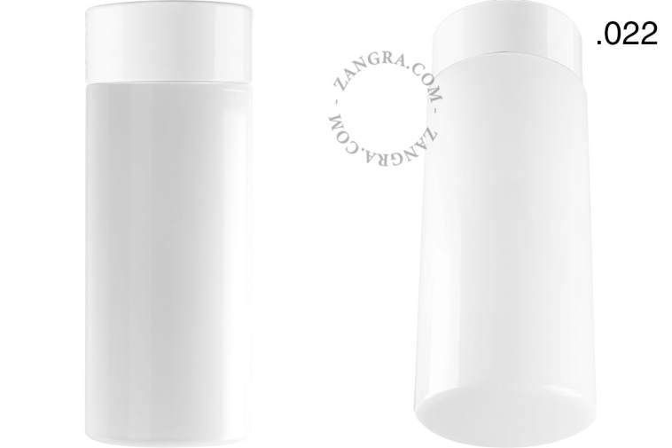 Lampe en porcelaine blanche avec abat-jour en verre.