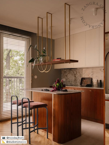 Lampa i vitt porslin med glasskärm.