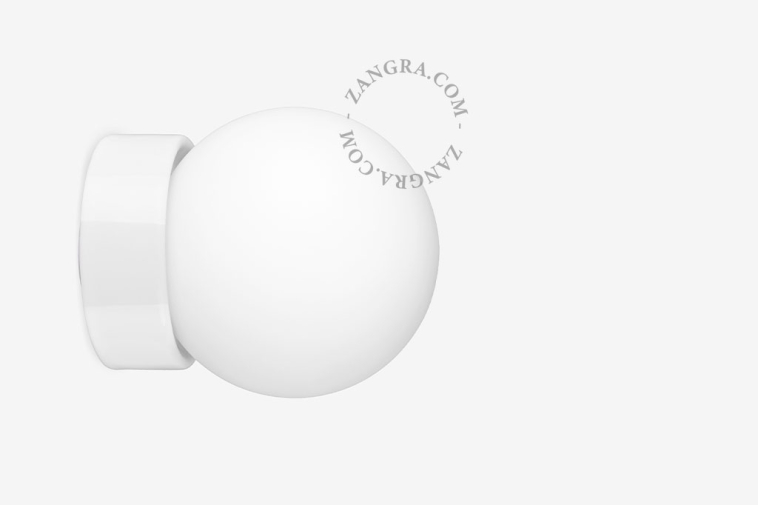 Lâmpada de porcelana branca com abajur de vidro.